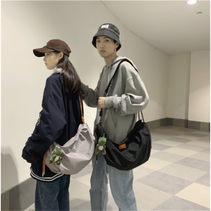 女包2023新款斜挎尼龙包女港风大容量秋冬学生单肩包斜跨包饺子包
