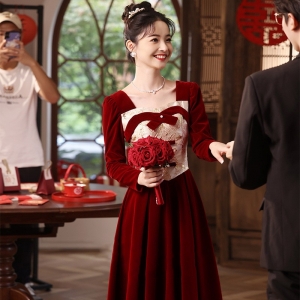 丝绒敬酒服新娘红色长袖订婚礼服连衣裙2024新款春季回门连衣裙