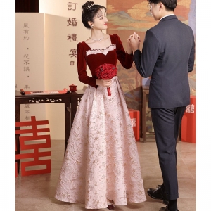 敬酒服新娘2024新款酒红色法式订婚礼服连衣裙丝绒春季回门敬酒服