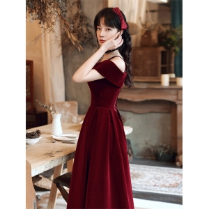 红色敬酒服新娘2024新款春季吊带小个子订婚连衣裙复古丝绒晚礼服