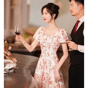 敬酒服2024新款新娘酒红碎花平时可穿订婚礼服回门礼裙法式连衣裙